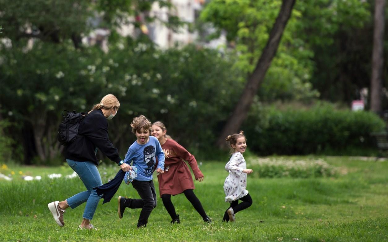 Djeca u Španiji prvi put vani nakon šest sedmica