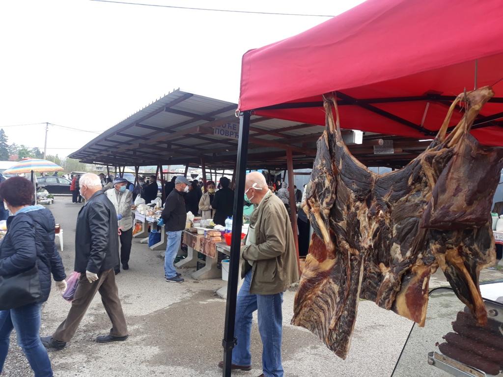 Vraća se život na pijacu: I mladi i stariji kupuju uoči praznika