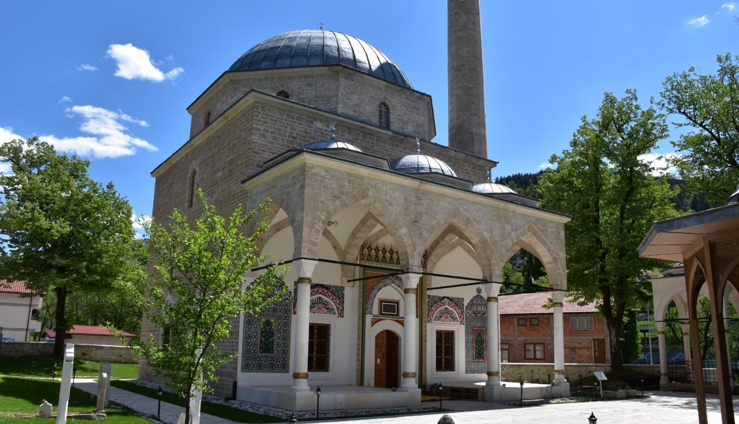 Vjernici fizički nisu u Aladži, ali se dova njenom graditelju Hasanu Naziru u njoj svakodnevno uči