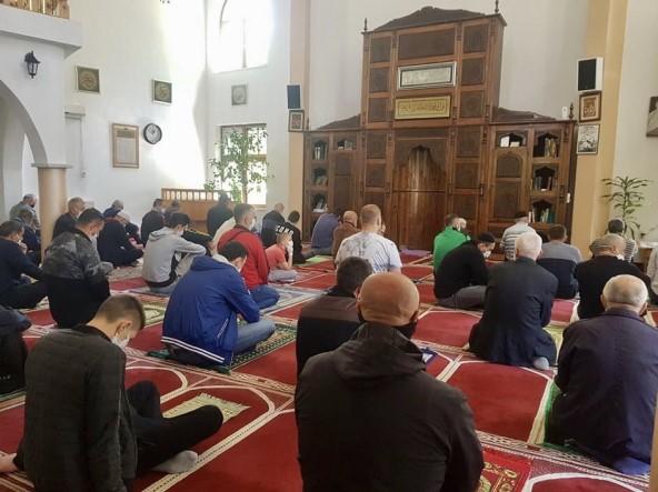 Vjernici s radošću došli na džuma-namaz: Nama je danas Bajram