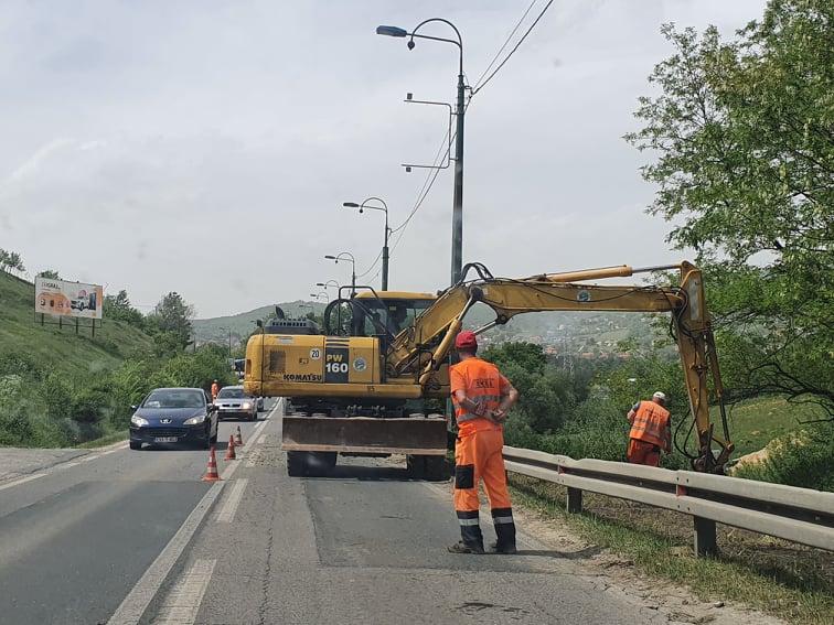 Radnici kose travu i ukljanjaju smeće - Avaz