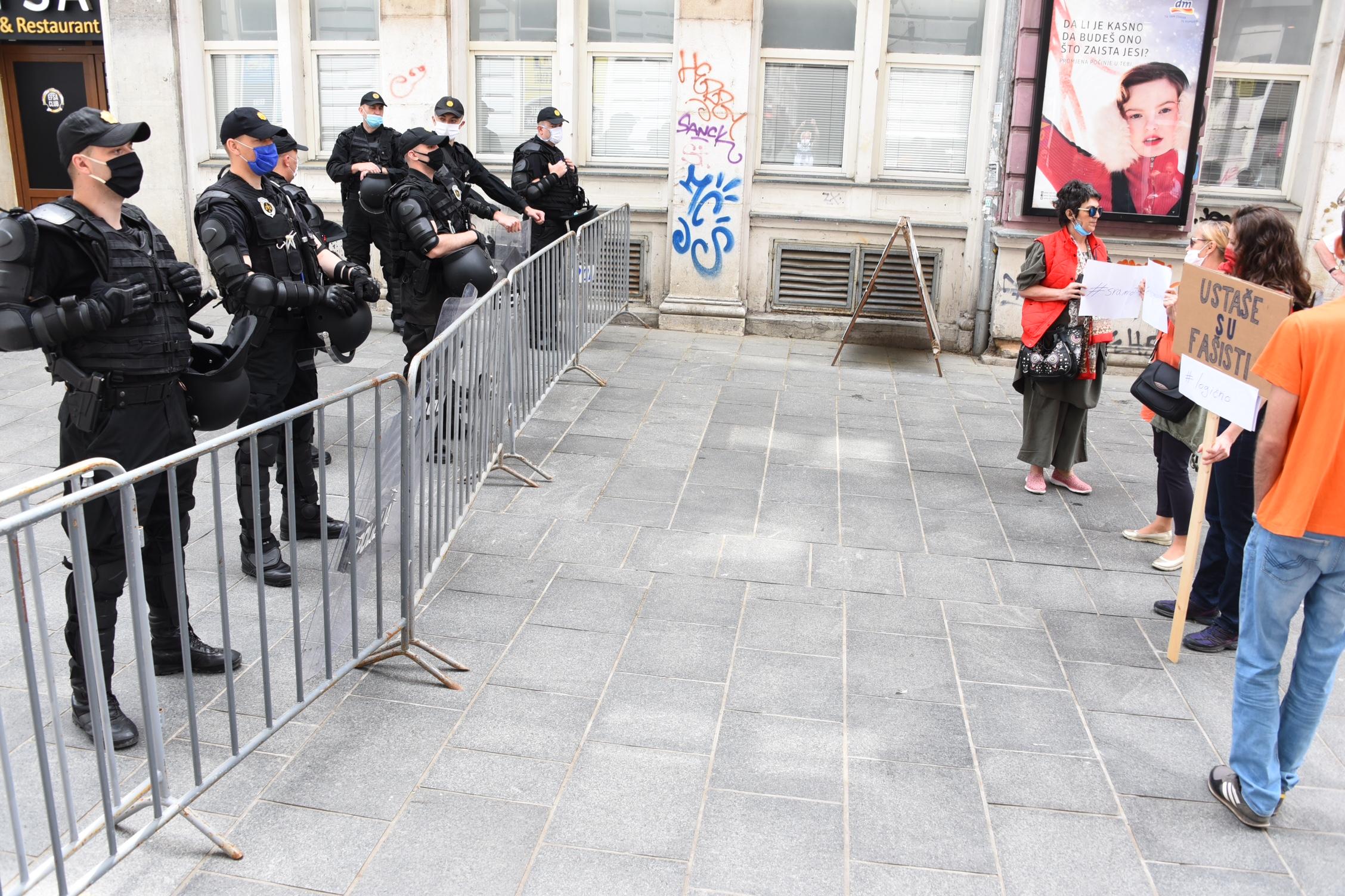 Manja grupa građana u blizini Katedrale protestirala zbog mise