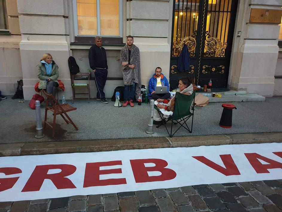 Zagreb: Okupljeni protestanti ispred Sabora - Avaz