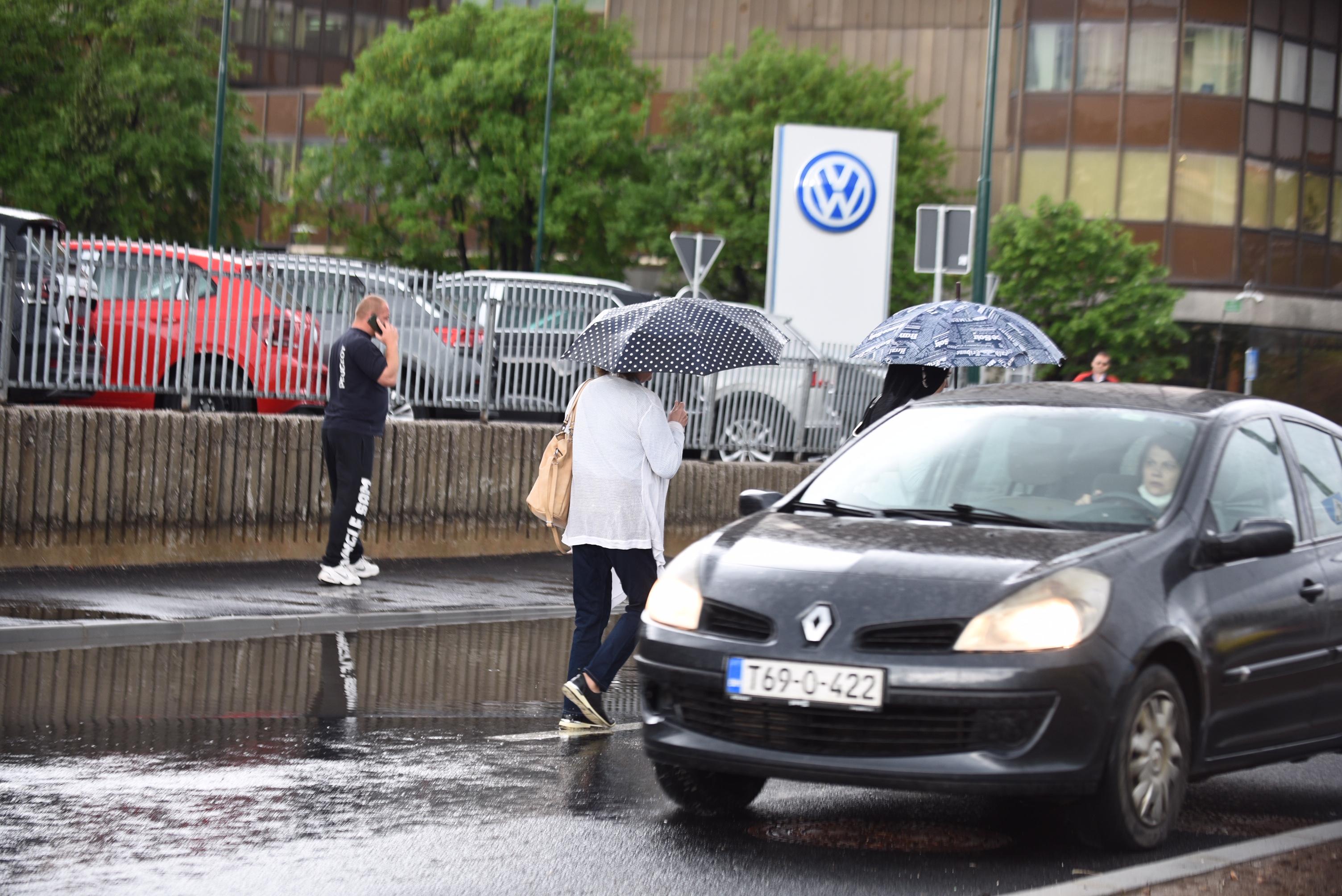 Nije izdržao prvu kišu: Poplavljen tek napravljeni kružni tok na Pofalićima