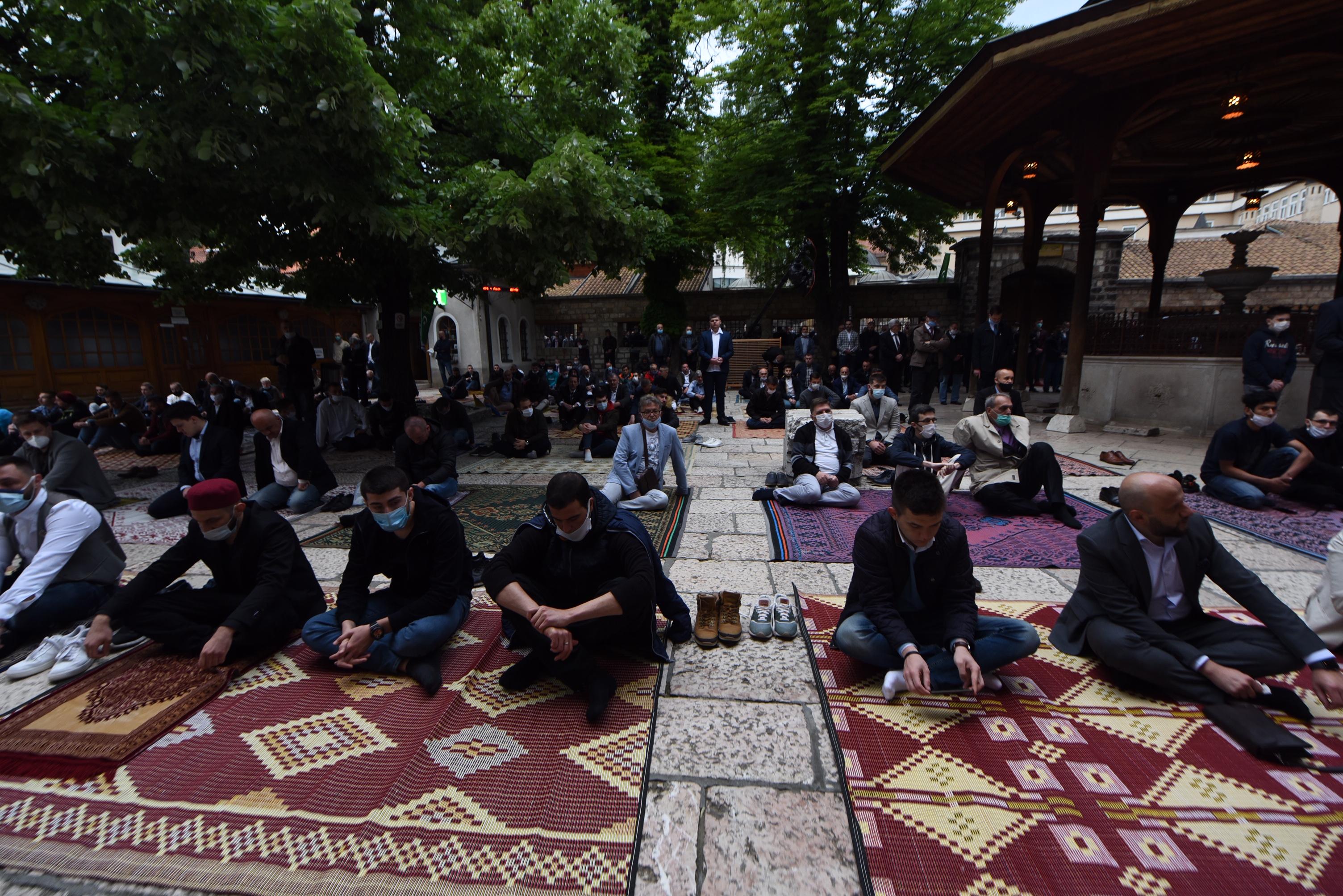 Veliki broj vjernika klanjao bajram-namaz u Begovoj džamiji - Avaz