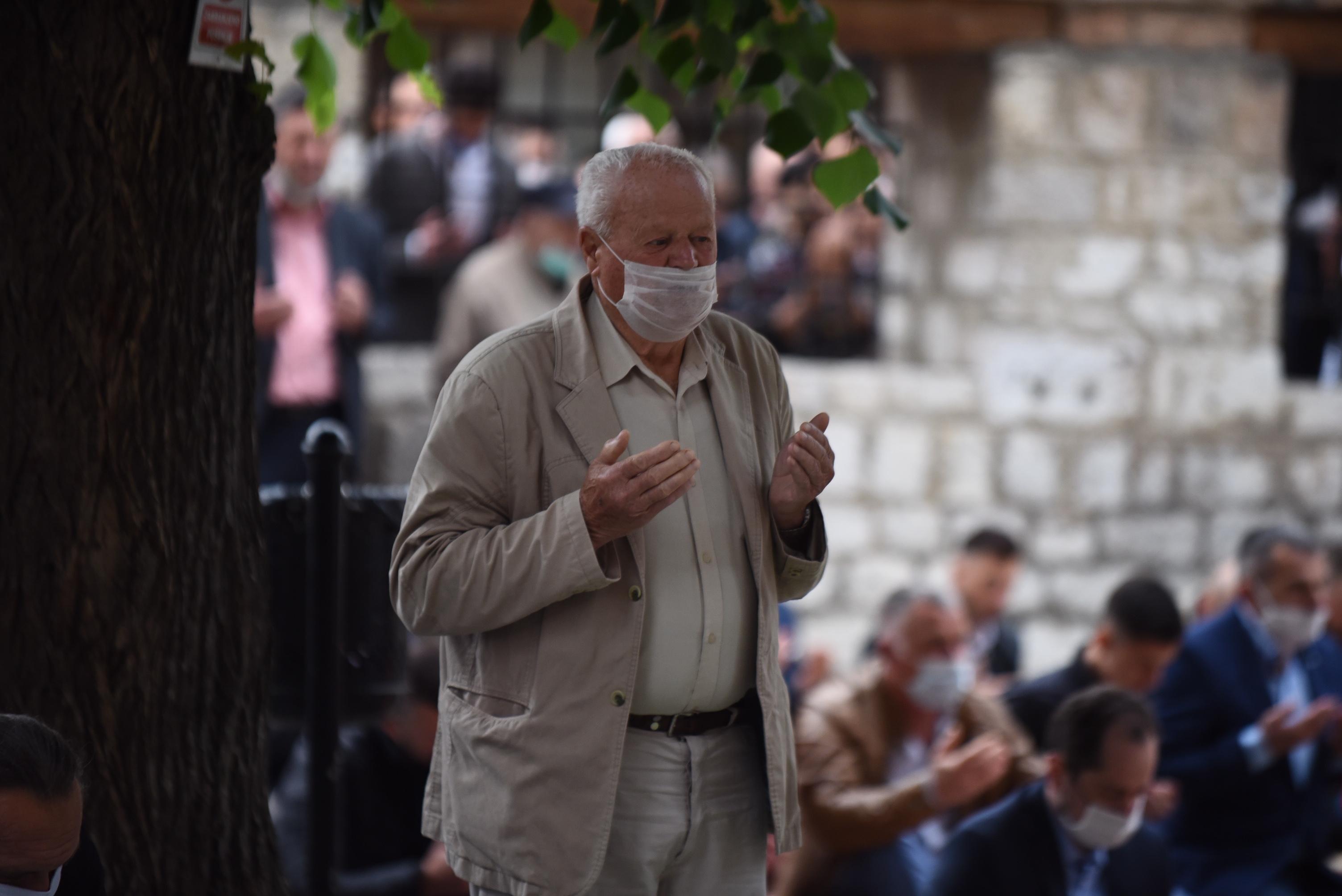 Veliki broj vjernika klanjao bajram-namaz u Begovoj džamiji - Avaz