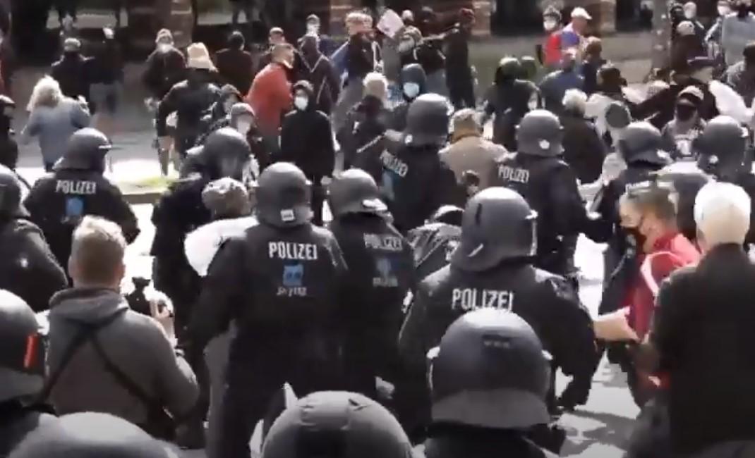 Policija vodenim topovima rastjerala demonstrante u Hamburgu