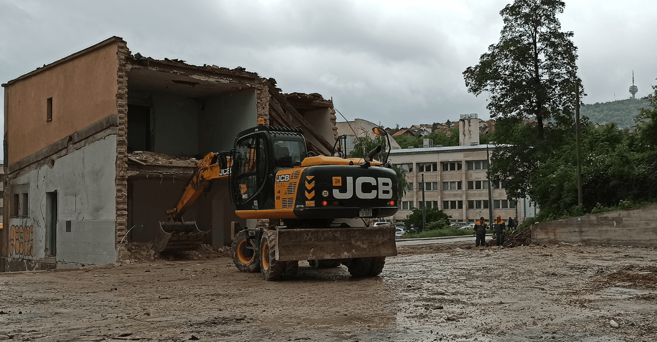 Bageri nastavili rušenje na Prvoj transverzali, uskoro će biti čisto do Tešanjske ulice