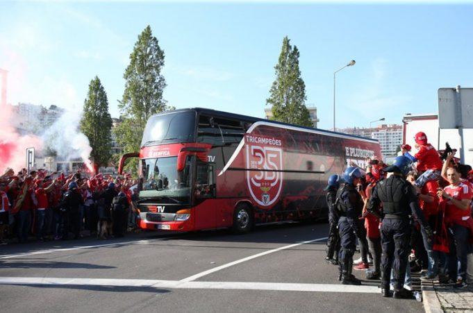 Napadnut autobus sa igračima Benfike: Dva igrača završila u bolnici