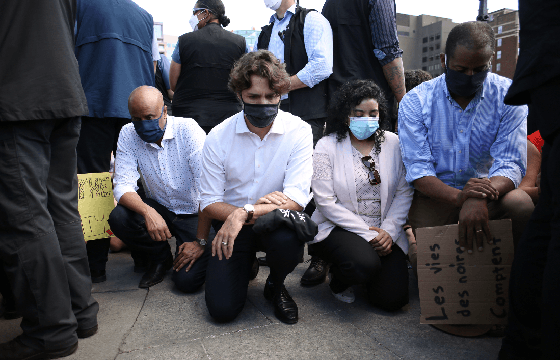 Kanadski premijer kleknuo s demonstrantima u znak solidarnosti