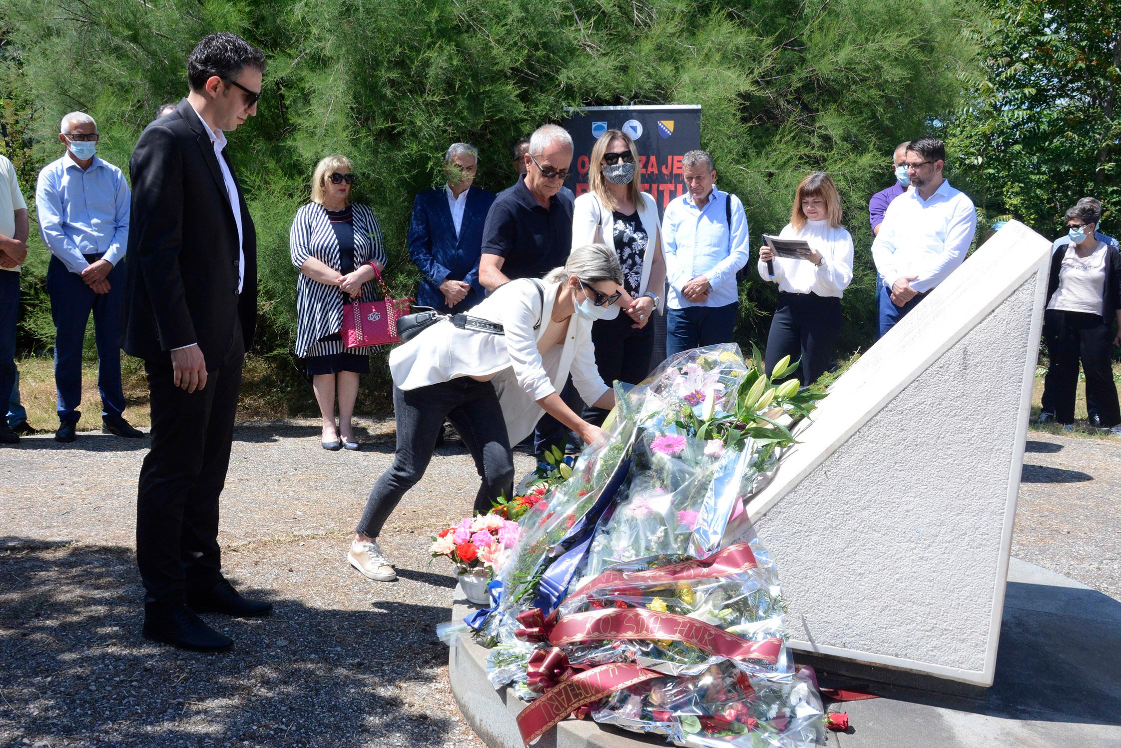 Položeno cvijeće i zapaljene svijeće - Avaz