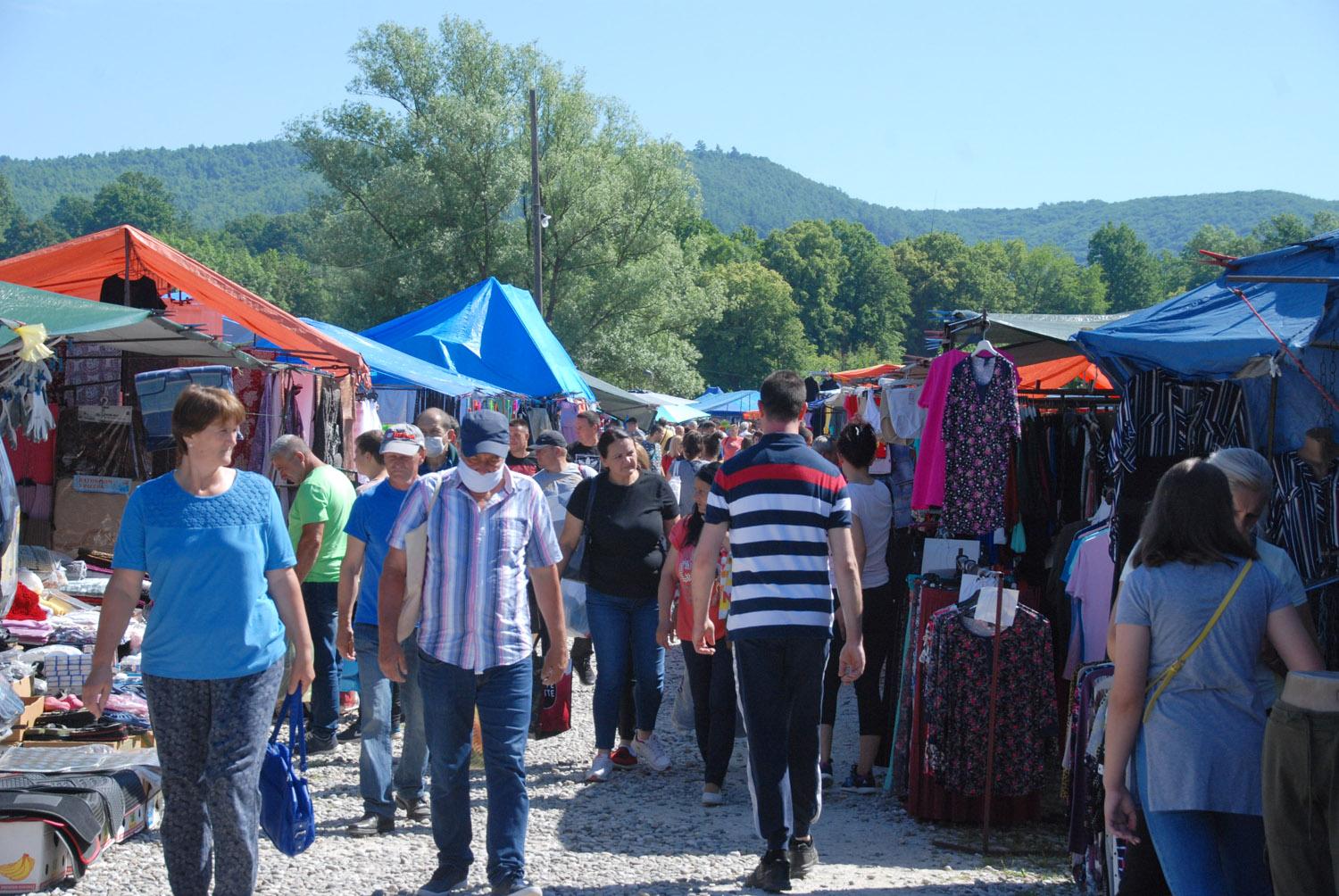 Znatiželjnom posjetiocu teško bilo nabrojati dvadesetak osoba koje su imale maske - Avaz