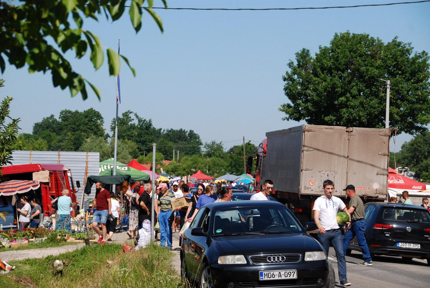 Pijaca danas vrvila kupcima - Avaz