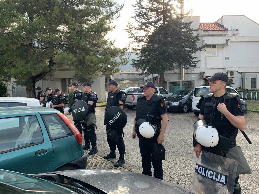 Policijski kordoni opkolili zgradu Općine Budva