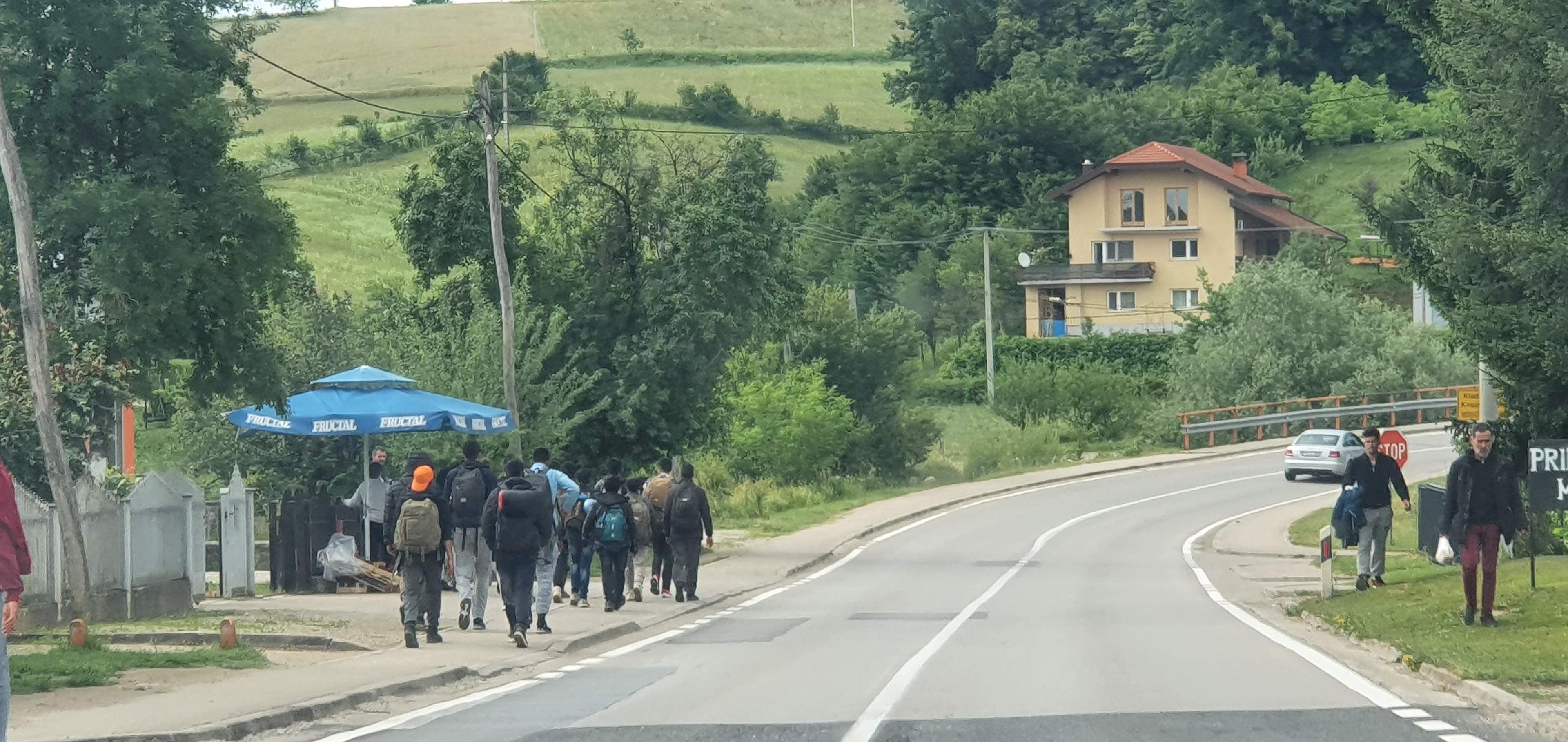 U kolonama se svakodnevno kreću ka granici - Avaz