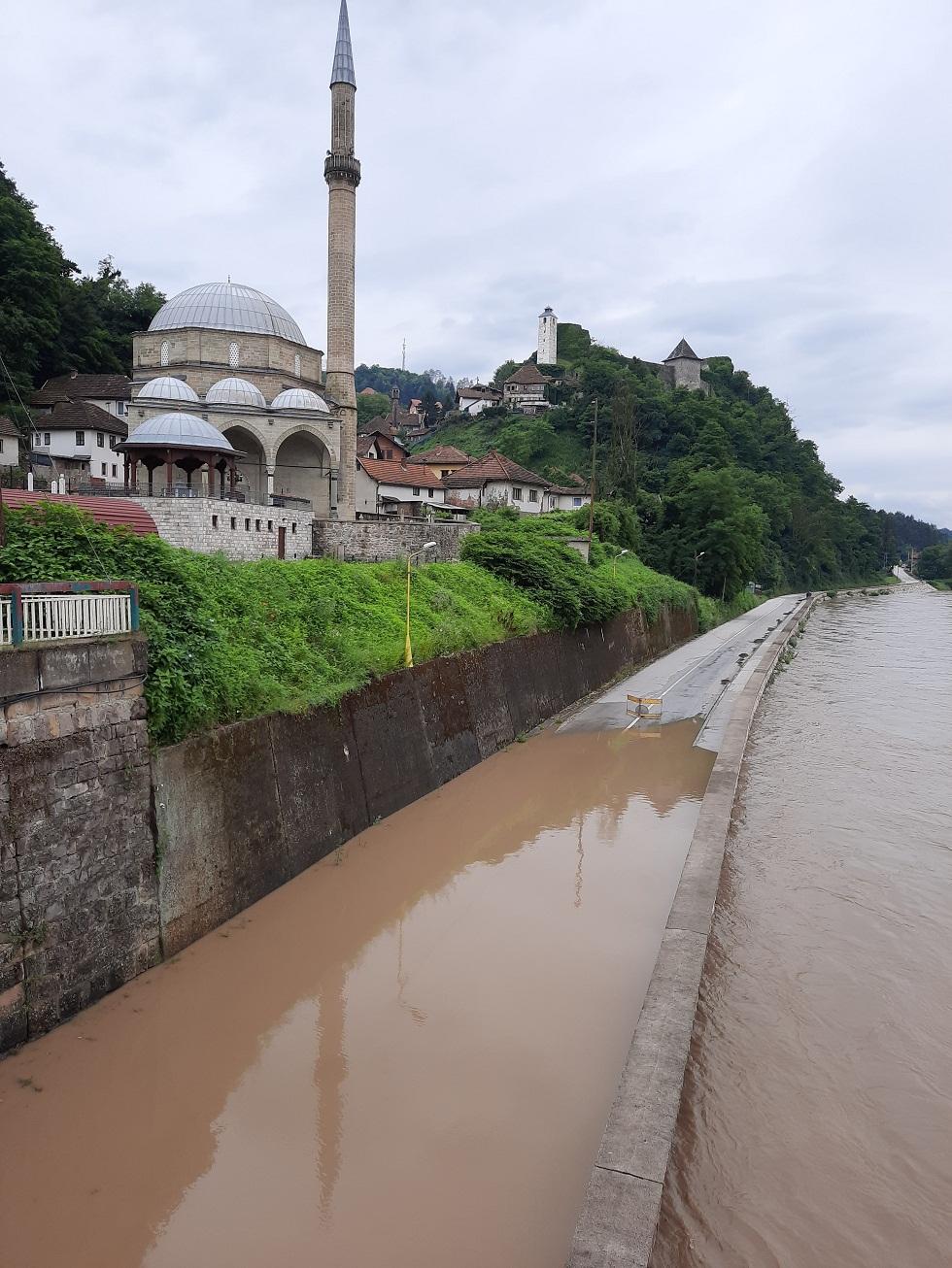 Bosna se izlila na regionalni put Maglaj - Doboj, saobraćaj obustavljen