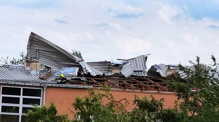 Jak vjetar u Zagrebu lomio drveće, odnio krov sa zgrade