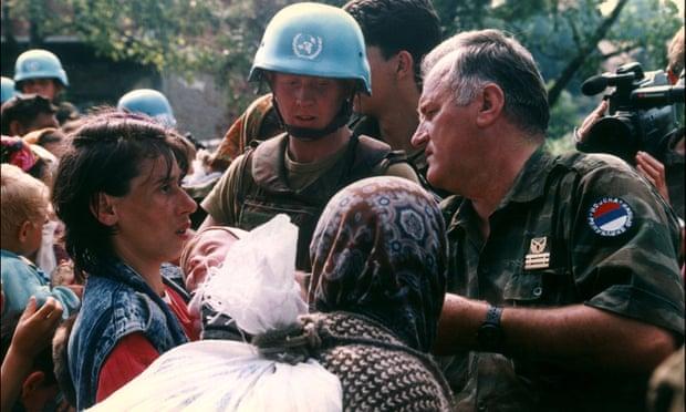 Ratko Mladić sa UN-ovim trupama u Srebrenici 12. jula 1995. - Avaz