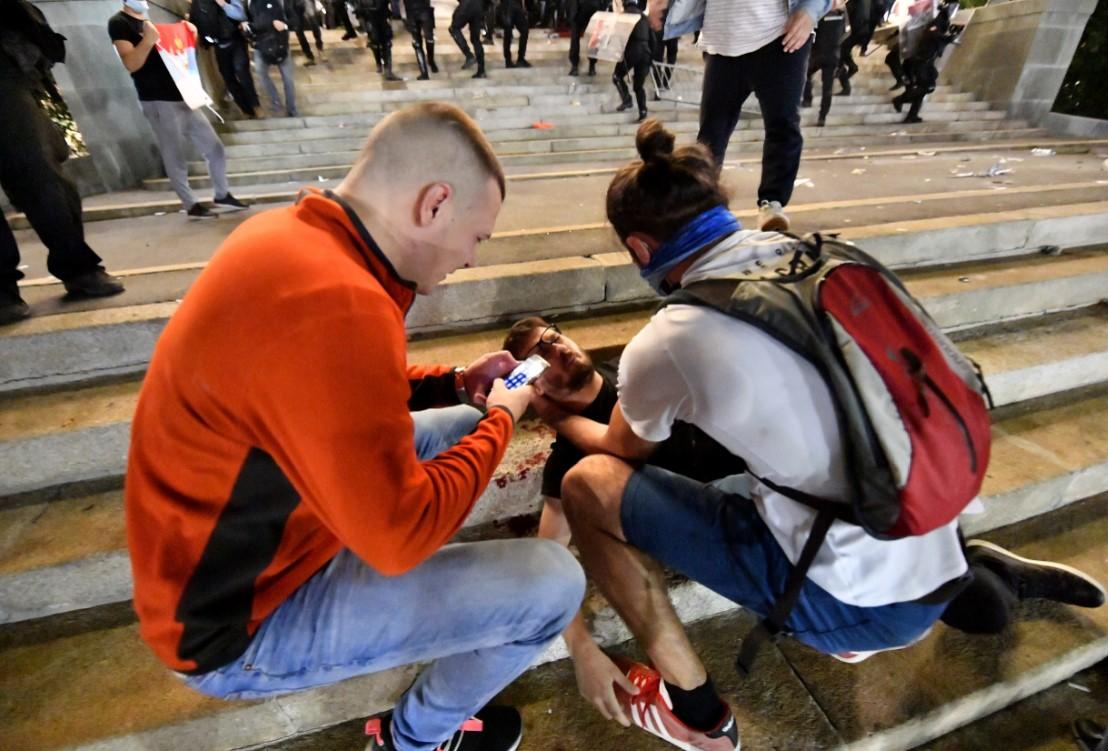 Povrijeđenom demonstrantu ukazuje se pomoć - Avaz