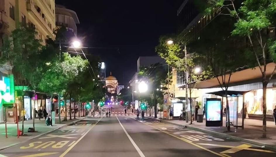 Pogledajte šta su demonstranti grafitom poručili policiji