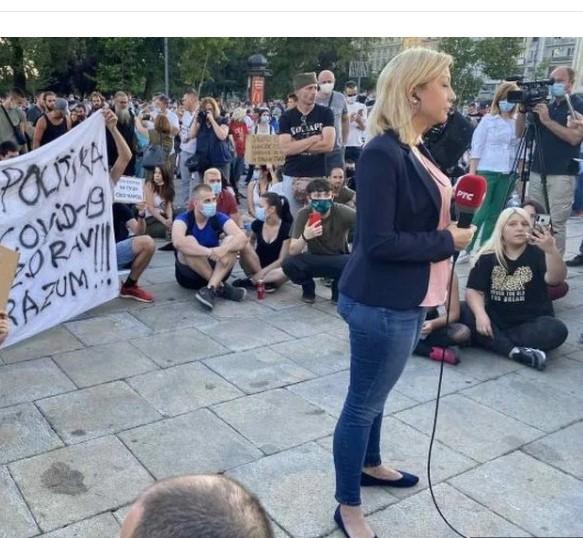 Demonstranti u Beogradu opkolili novinarku RTS-a