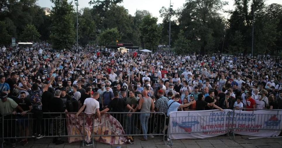 Desničari skandiraju ratnom zločincu Ratku Mladiću i uzvikuju "Srebrenica nije genocid"