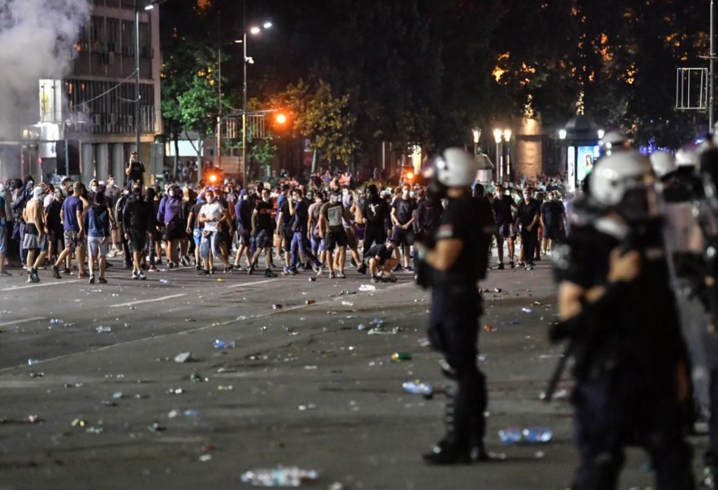 Policija potiskuje demonstrante - Avaz