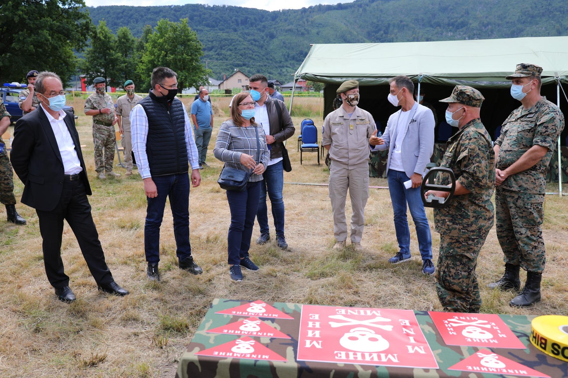 Međunarodni donatori daju doprinos humanitarnom deminiranju u BiH - Avaz