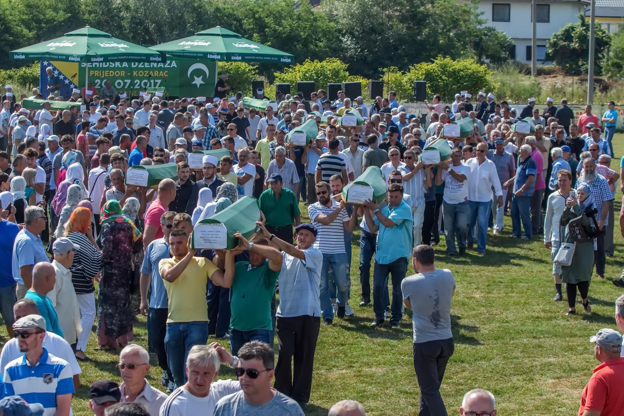 S jedne od ranijih kolektivnih dženaza u Kozarcu - Avaz