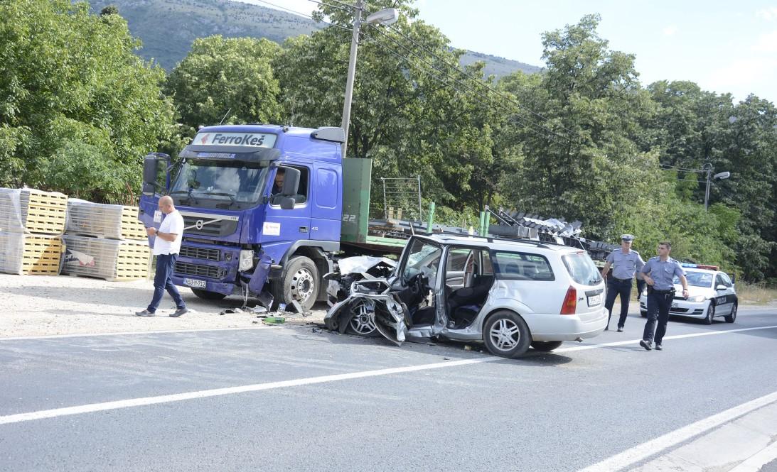 Vatrogasci izvukli dvije osobe iz slupanog Forda