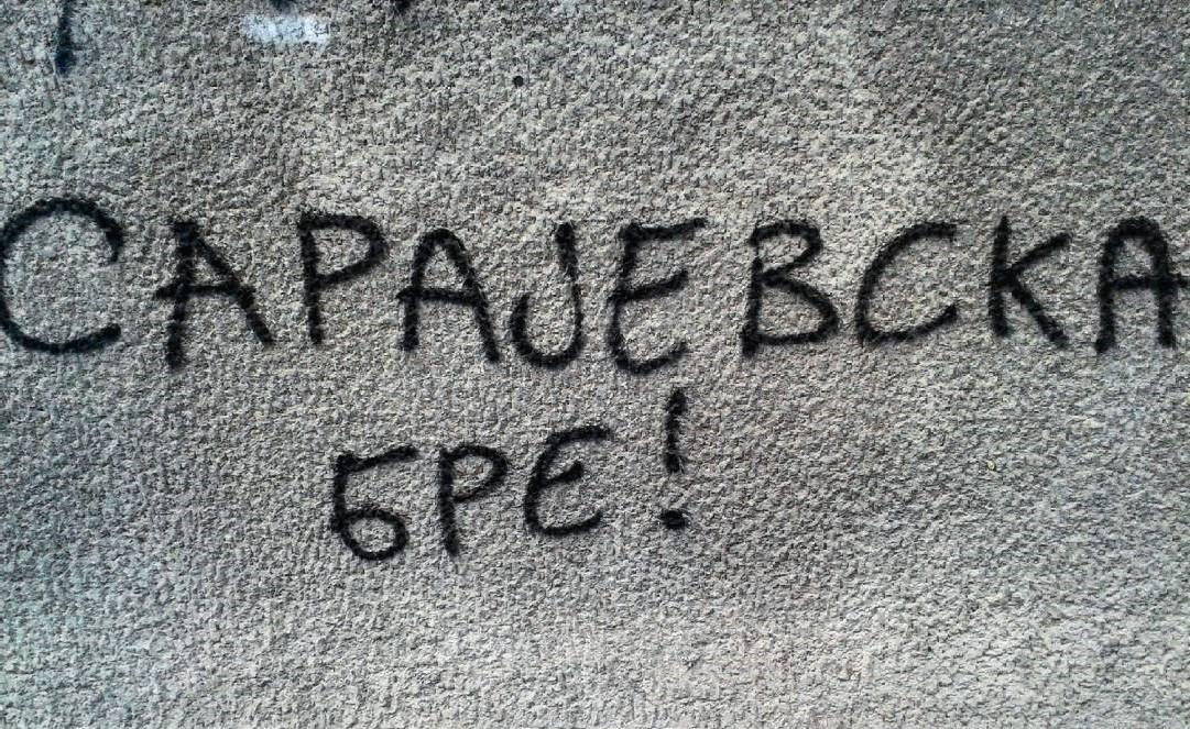 Grafit na zidu stambene zgrade u Sarajevskoj ulici u Beogradu - Avaz