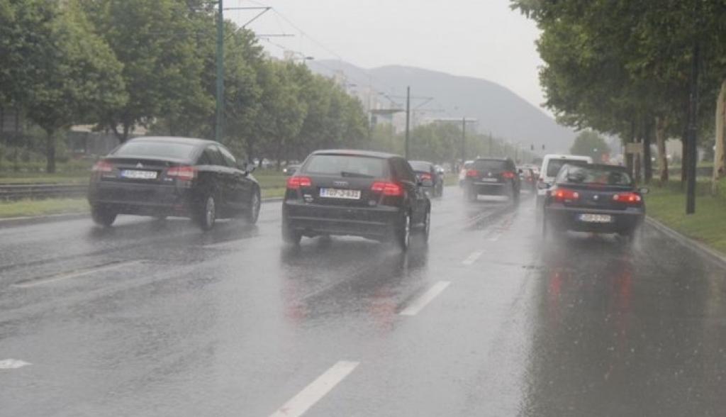 Oprezno vozite zbog mokrog kolovoza i povećane opasnost od odrona