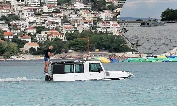 U Omišu turisti se po moru vozili džipom