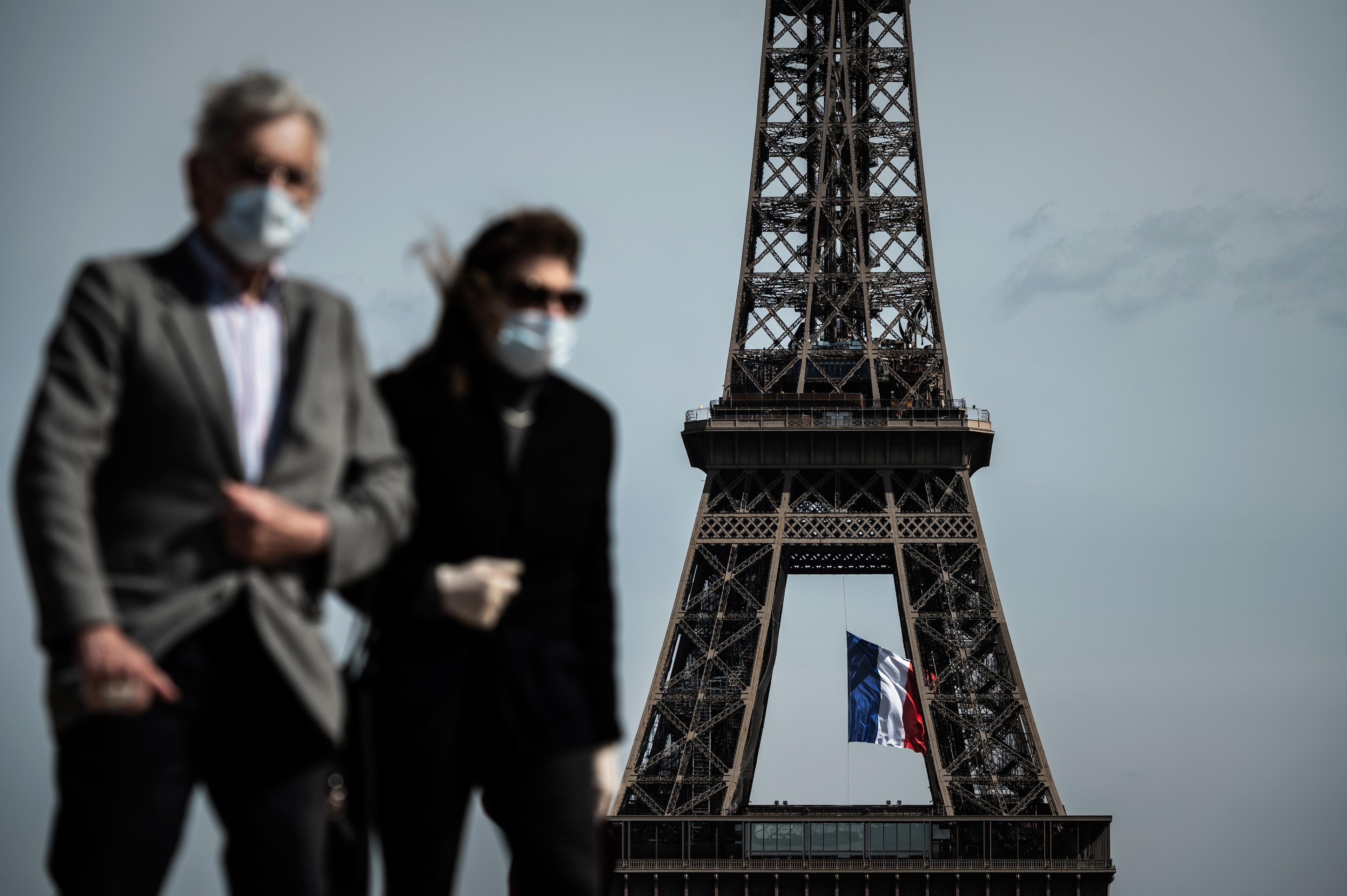 Zbog sve većeg broja zaraženih: Pariz uvodi obavezu nošenja maski i na otvorenom