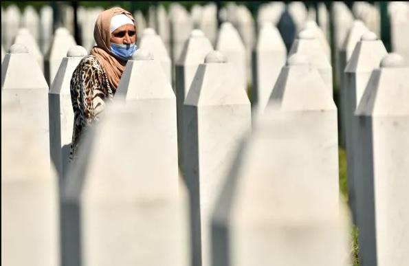 Bosanska muslimanka, koja je preživjela genocid u Srebrenici 1995. godine, hoda između mezara u Potočarima - Avaz