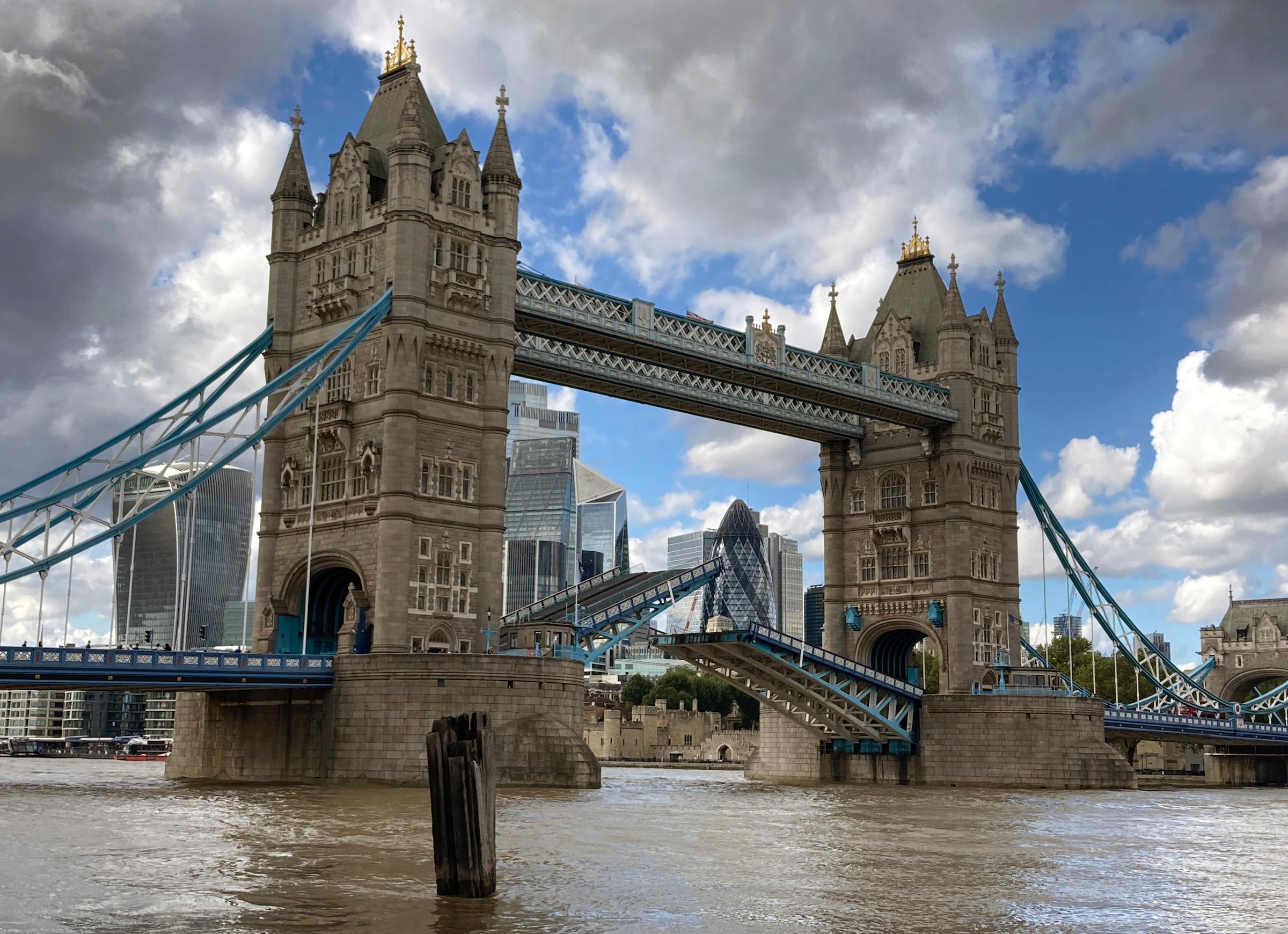 Londonski Tower Bridge se zaglavio u podignutom položaju, obustavljen saobraćaj