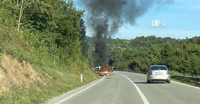 Gorio automobil na putu Banjaluka - Prijedor - Avaz