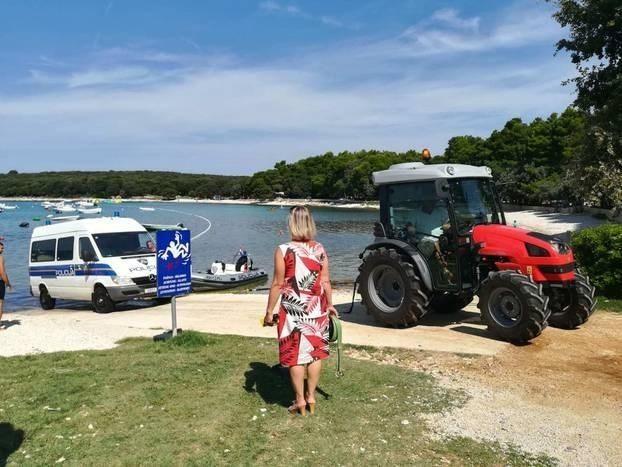 Policijski kombi otklizao u more - Avaz