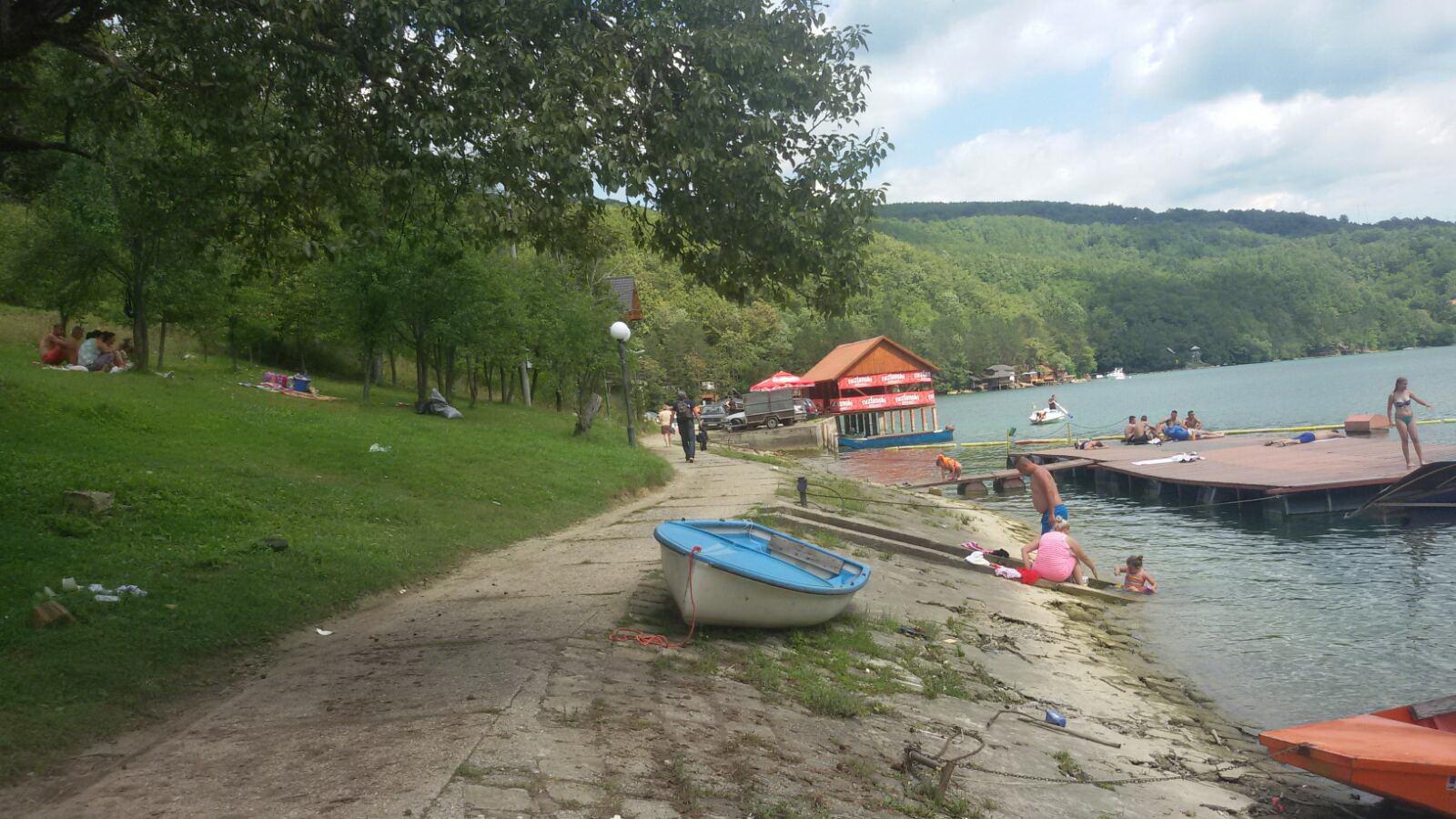 Kupuju placeve i grade vikendice uz jezero Perućac: Plaža Oštrika nikad punija