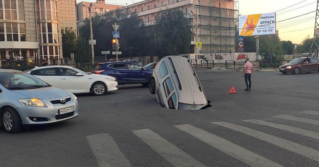 Nevjerojatna scena sa ruskih ulica: Automobil propao u golemu rupu