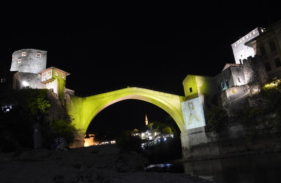 Stari most osvijetljen zlatnom bojom u znak podrške djeci oboljeloj od raka