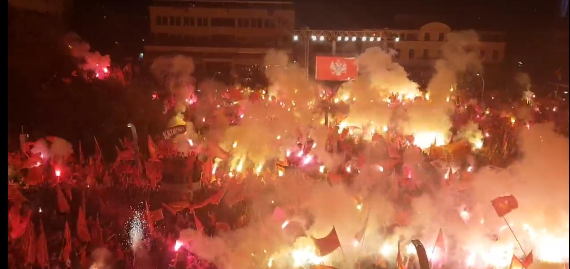 Pogledajte kako je završen skup u Podgorici - himna i bakljada