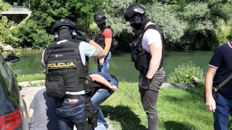 Policajci uhapsili dvije osobe - Avaz