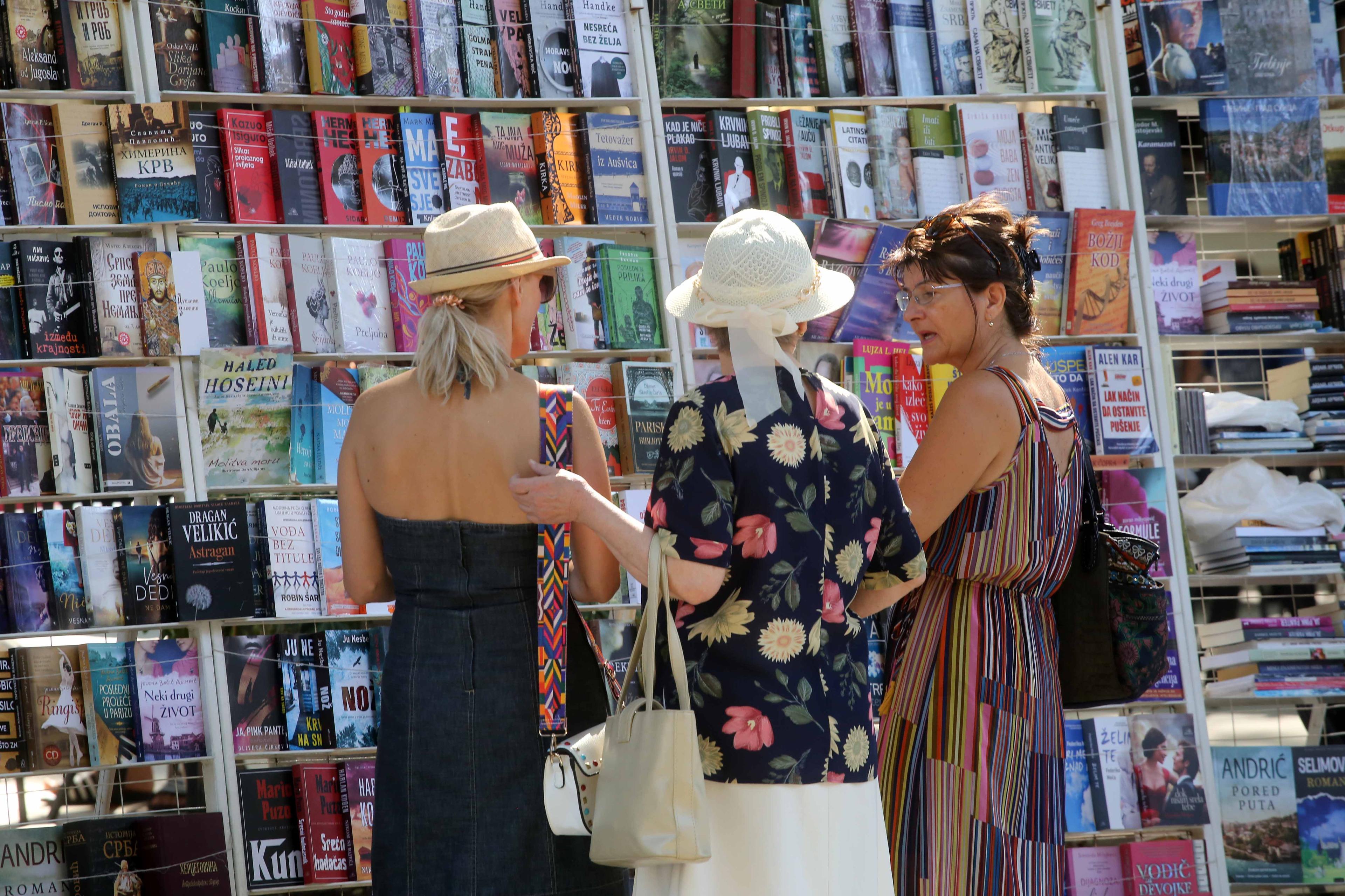 U gradu još ima mnogo turista - Avaz