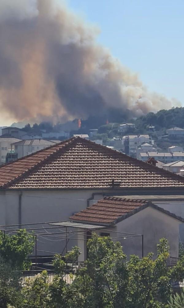 Veliki požar na Čiovu, vatru gase i kanaderi