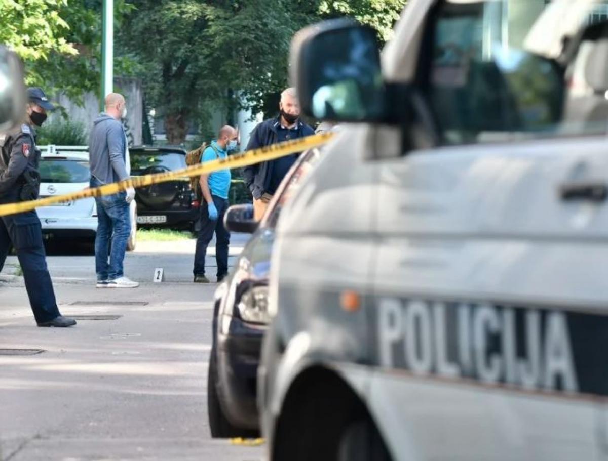 Bačena bomba u ulici Čobanija, oštećena dva vozila i kuće