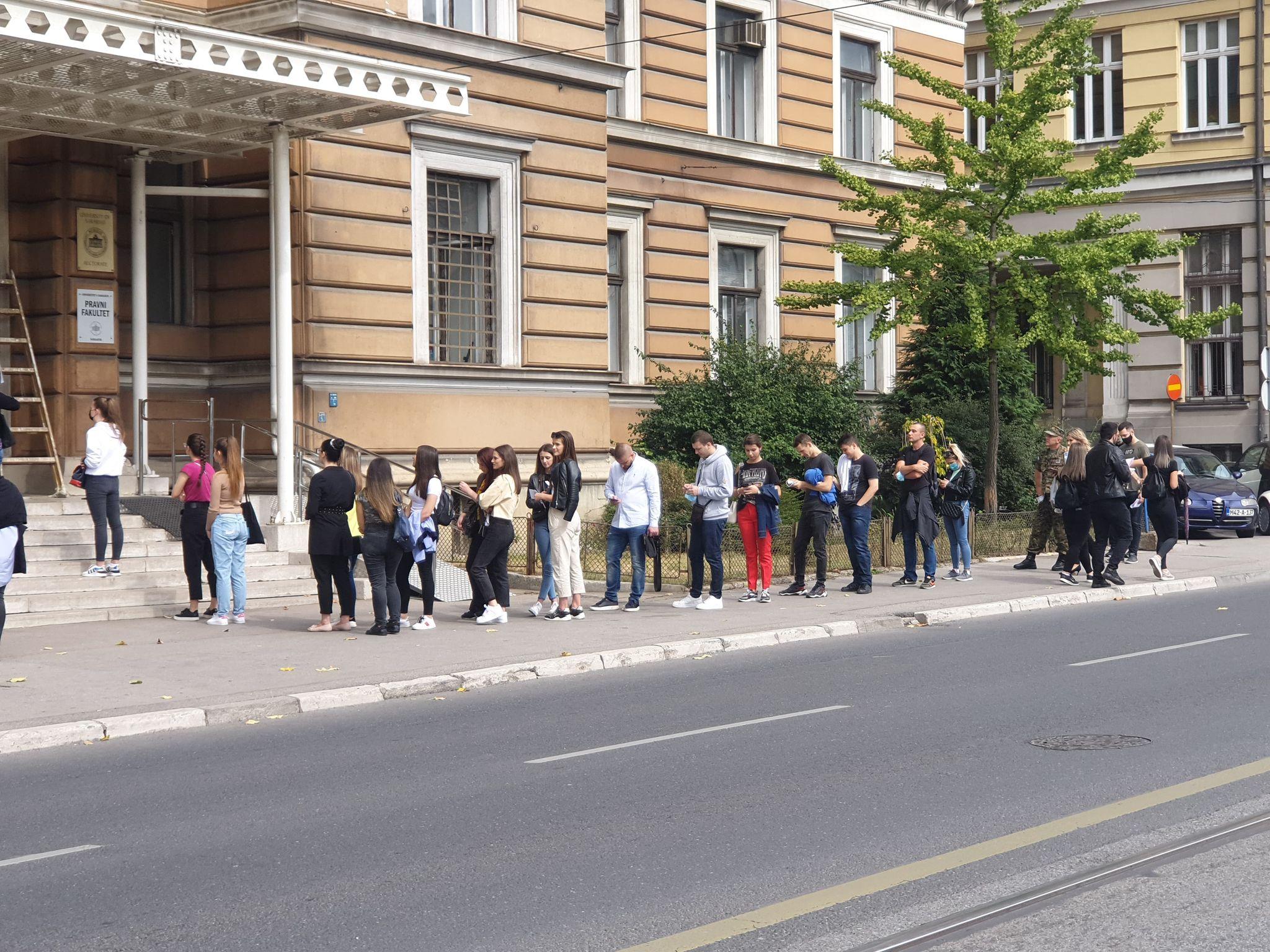 Studenti ispred sarajevskog Univerziteta - Avaz