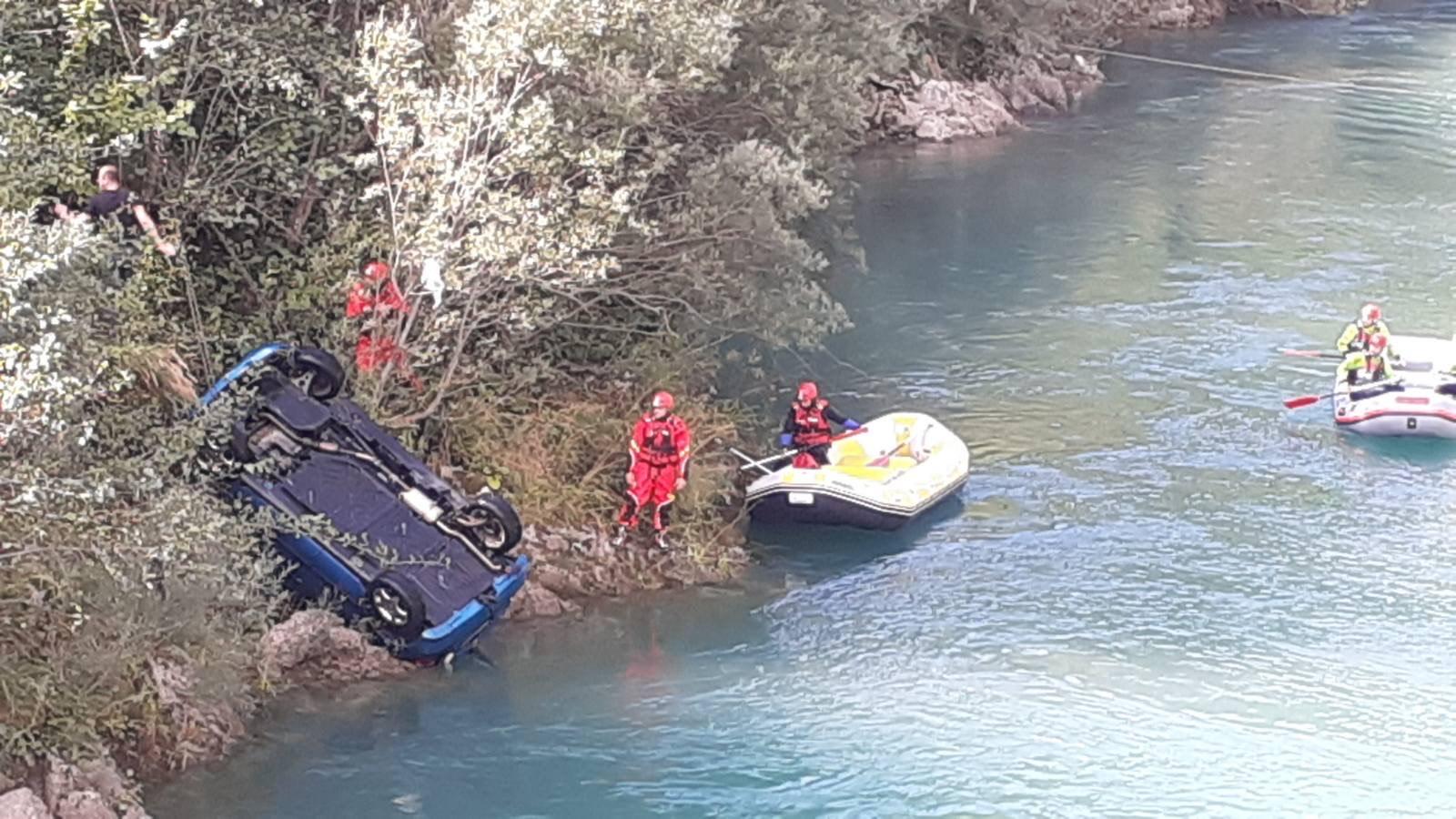 U Mercedesu pronašli tijelo djevojke - Avaz