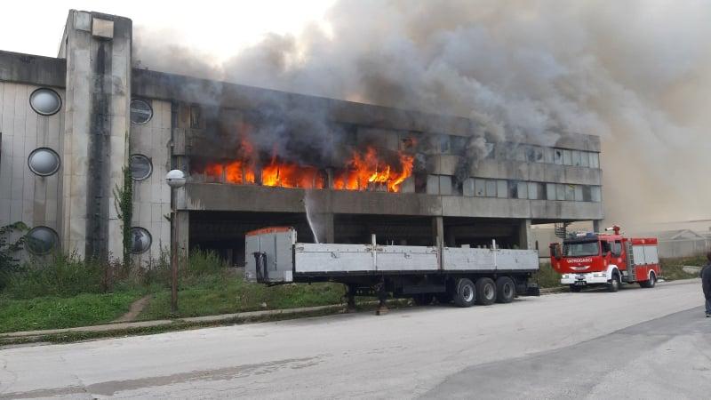 Vatrogasci se pet sati borili sa vatrenom stihijom u "Kombiteksu"