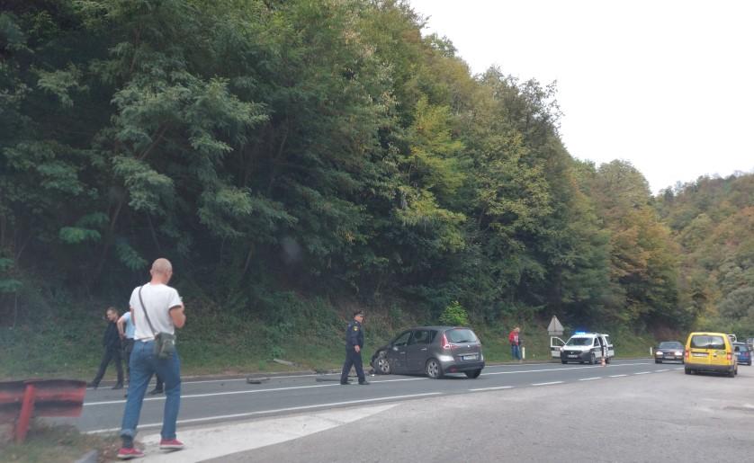 U sudaru Renaulta i BMW-a lakše povrijeđena jedna osoba